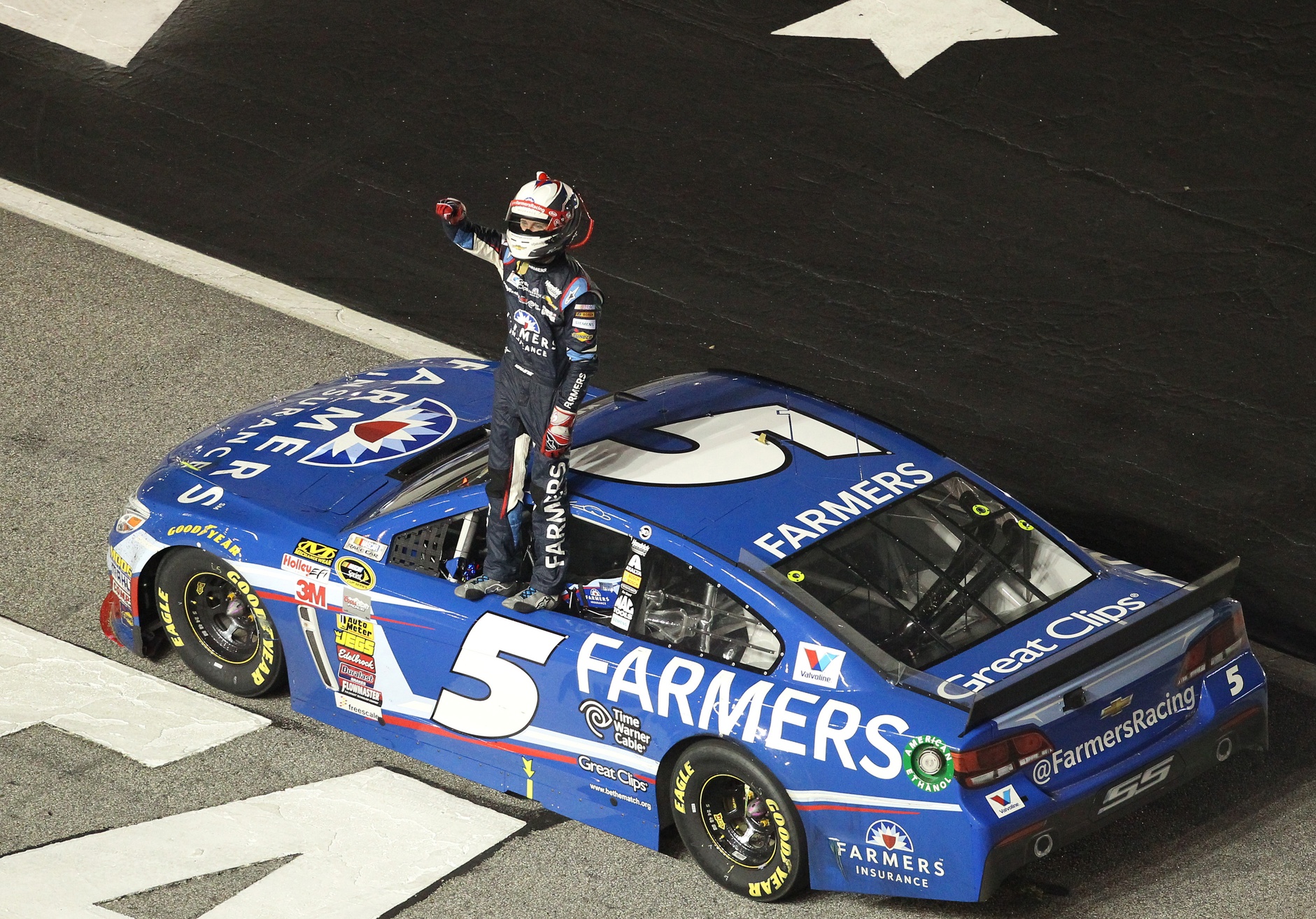 Kasey Kahne wins at Atlanta, clinches Chase spot